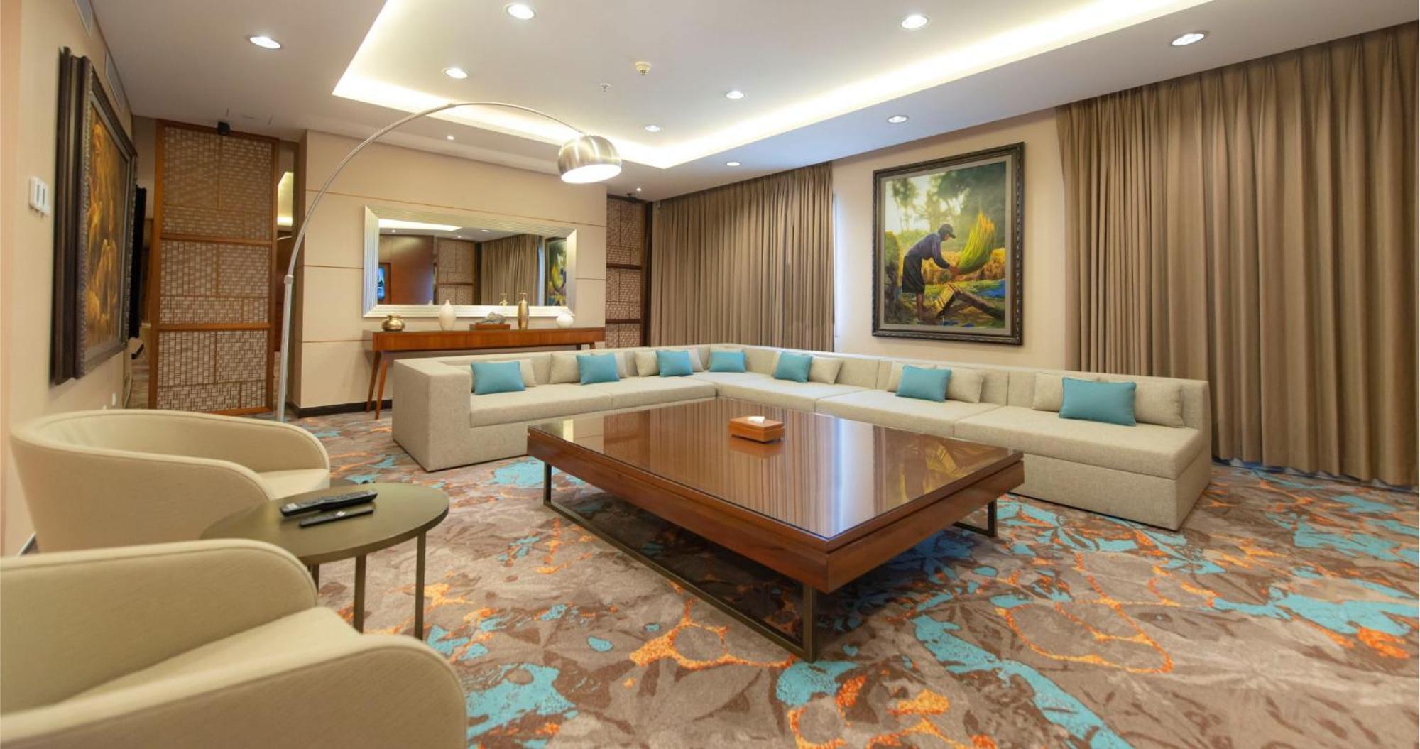Gumaya Tower Hotel Semarang Exterior photo