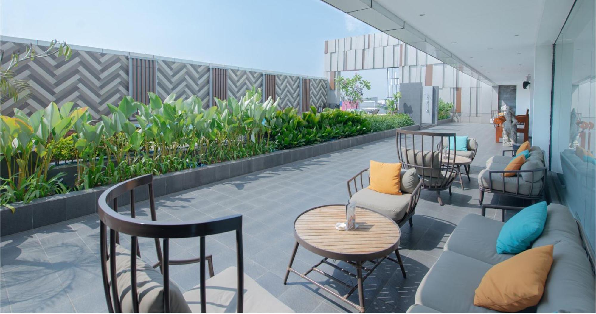 Gumaya Tower Hotel Semarang Exterior photo