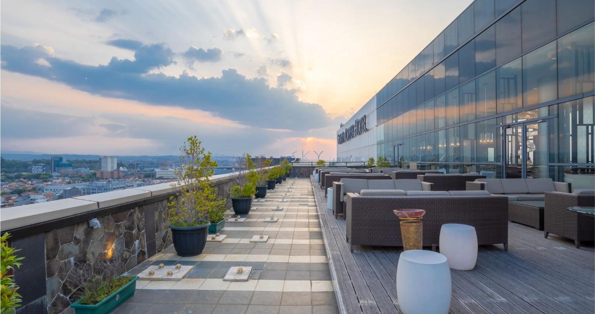 Gumaya Tower Hotel Semarang Exterior photo