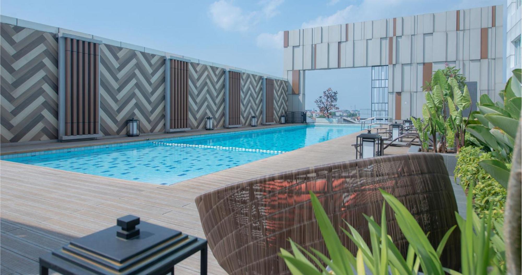Gumaya Tower Hotel Semarang Exterior photo