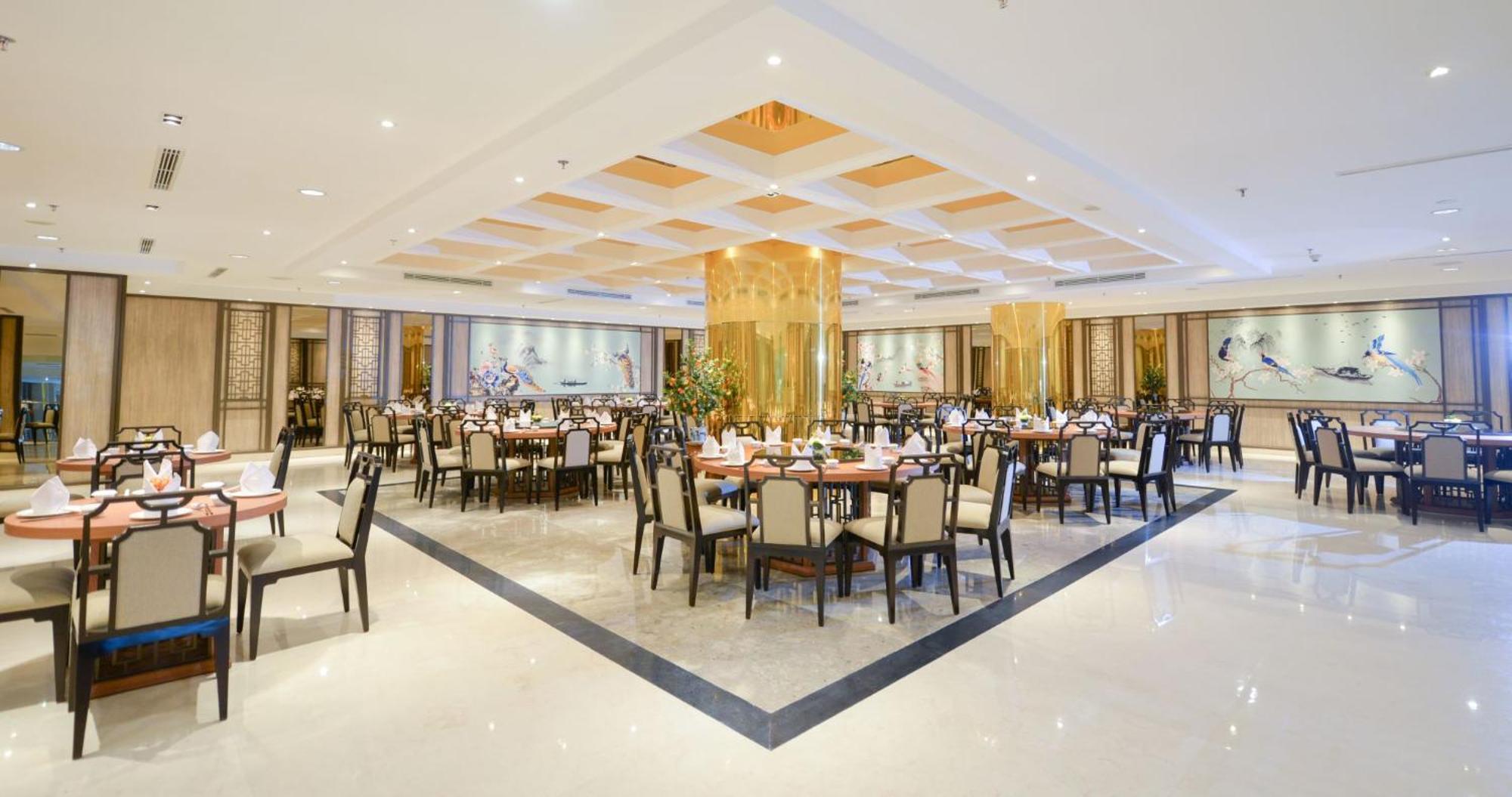 Gumaya Tower Hotel Semarang Exterior photo