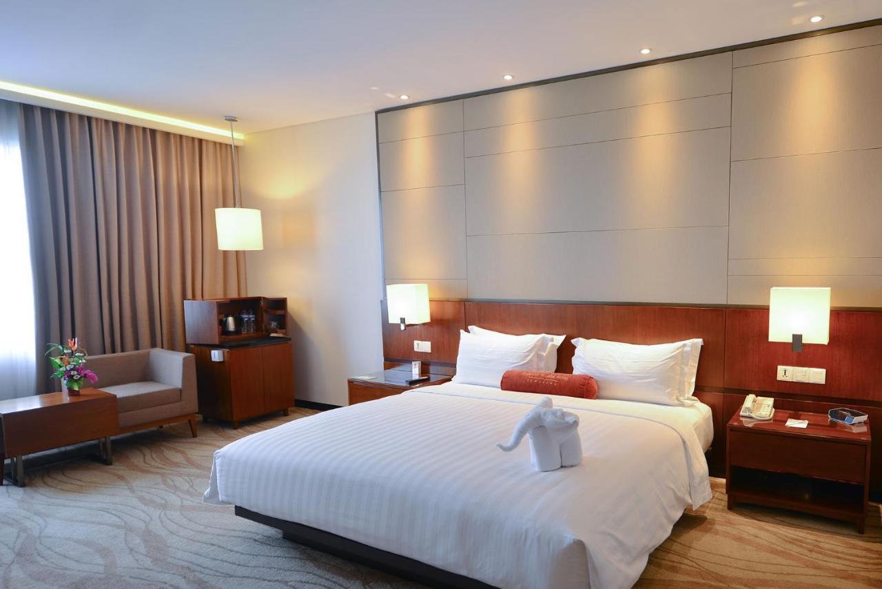 Gumaya Tower Hotel Semarang Exterior photo