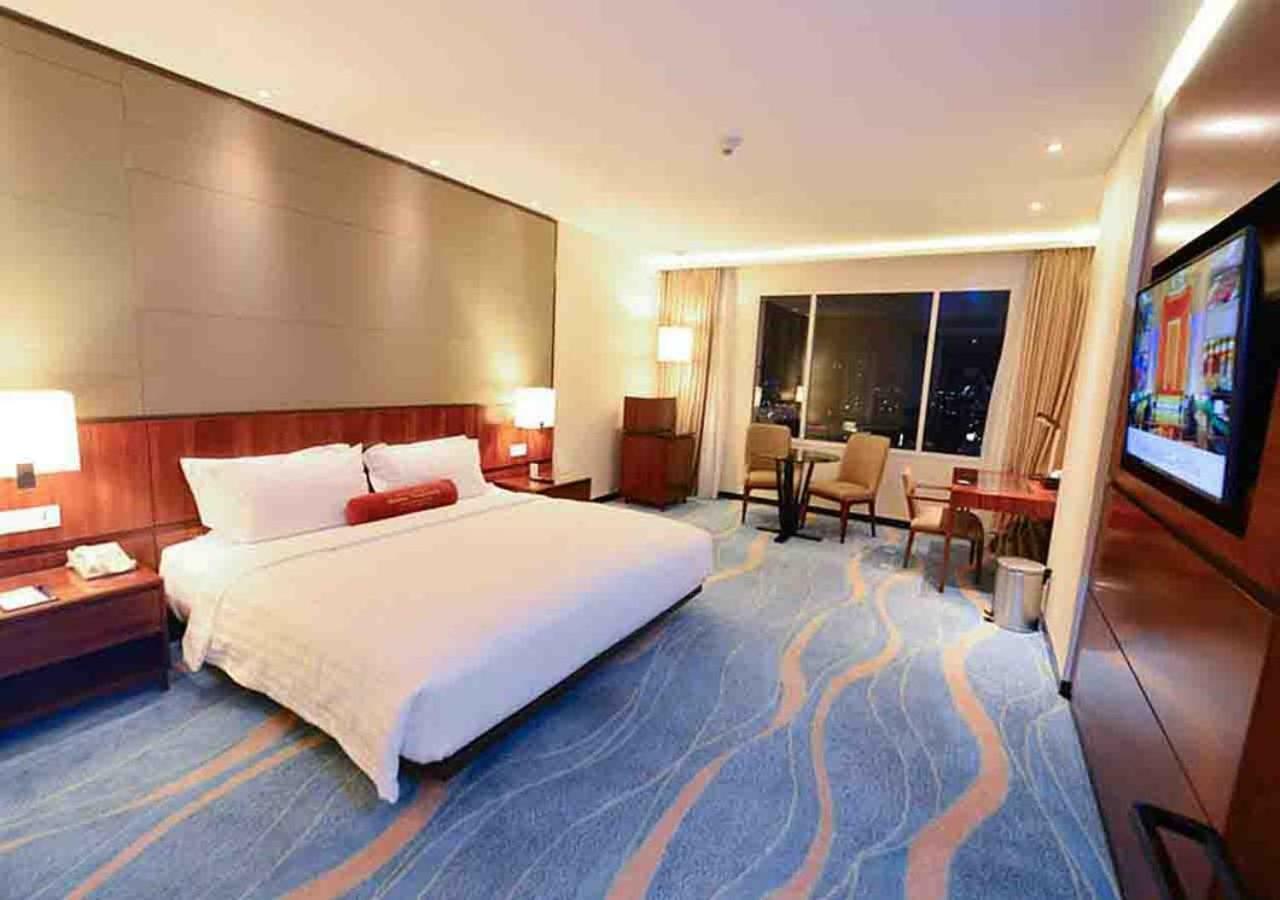 Gumaya Tower Hotel Semarang Exterior photo