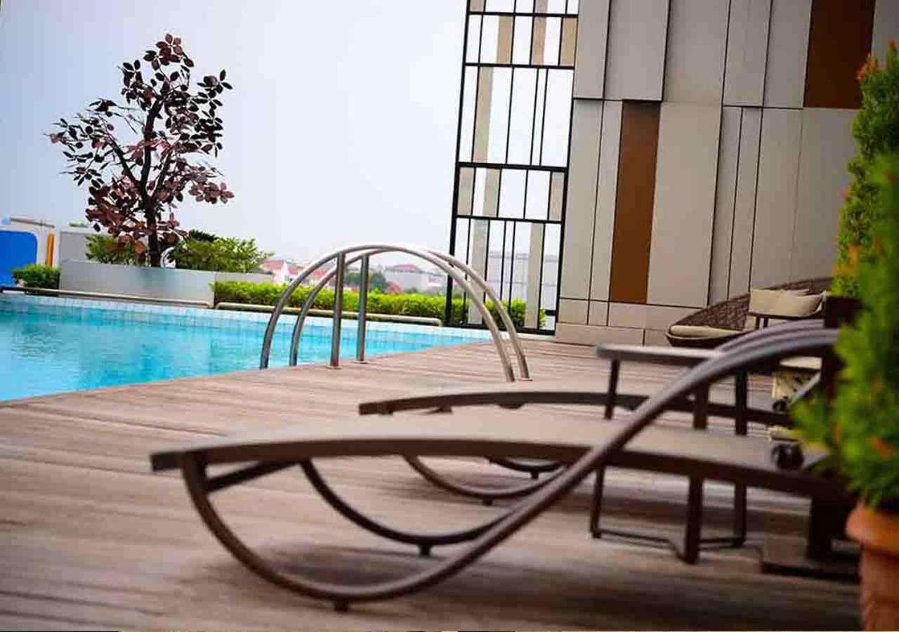 Gumaya Tower Hotel Semarang Exterior photo