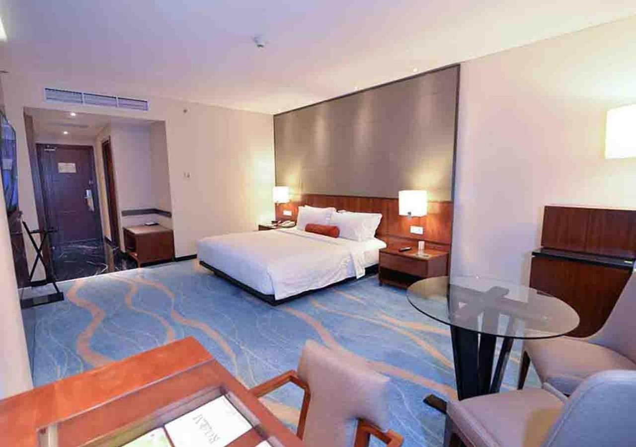 Gumaya Tower Hotel Semarang Exterior photo